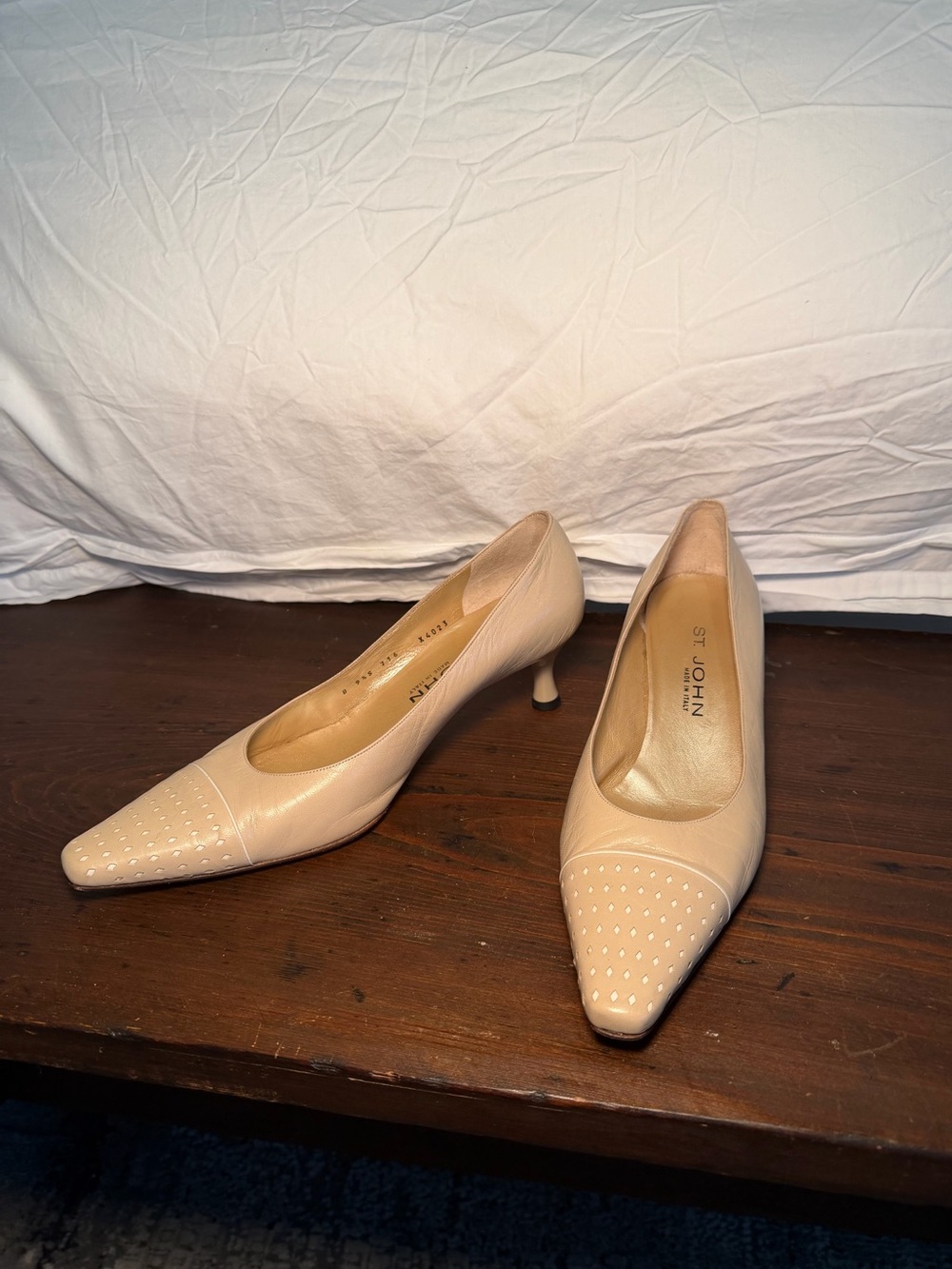 St. John Collection Nude Leather Pointed Toe Kitten Heels Size 8.5 Made in Italy